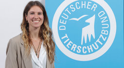 Hester Pommerening vor dem Logo des Deutschen Tierschutzbundes