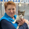 Irina, Leiterin des Tierschutzzentrums, mit Katze auf dem Arm