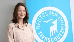 Portrait von Nadine Schulte vor dem Logo des Deutschen Tierschutzbundes