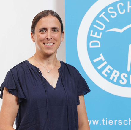 Portrait von Esther Müller vor dem Logo des Deutschen Tierschutzbundes