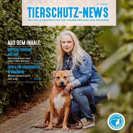 Auf dem Coverbild der Tierschutz-News kniet die erste Vorsitzende des Tierheim Duisburgs neben einem Hund.