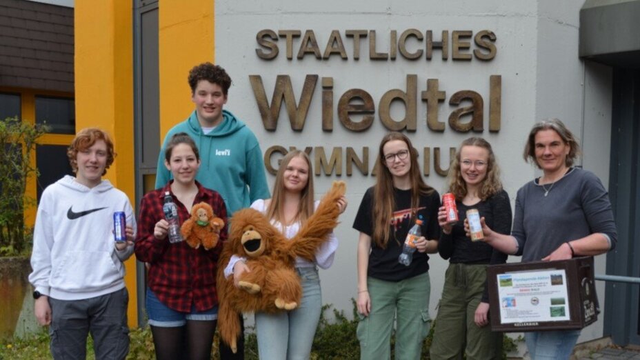 Gruppenbild der Jugendgruppe Bennis Waldschützer*innen vom Staatlichen Wiedtal Gymnasium 