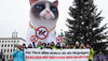 Der Deutsche Tierschutzbudn demonstriert mit der Deutschen Umwelthilfe und PETA in Berlin mit einer sechs Meter hohen Katze für ein Böllerverbot.