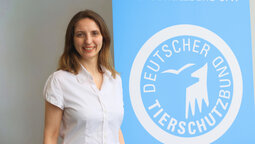 Portrait von Nadine Naoumi vor dem Logo des Deutschen Tierschutzbundes