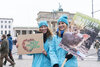 Zwei junge Frauen mit Demo-Plakaten zur Demo "Wir haben es satt" vor dem Brandenburger Tor in Berlin