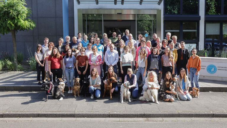 Ein Gruppenfoto der Mitarbeiterinnen und Mitarbeiter des Deutschen Tierschutzbundes
