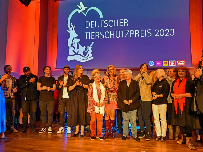 Alle Preisträger des Deutschen Tierschutzpreises 2023 zusammen mit Moderatorin Sonya Kraus und Tierschutzbund-Präsident Thomas Schröder auf der Bühne