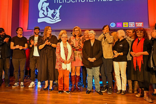 Alle Preisträger des Deutschen Tierschutzpreises 2023 zusammen mit Moderatorin Sonya Kraus und Tierschutzbund-Präsident Thomas Schröder auf der Bühne