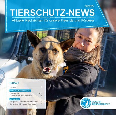Auf dem Cover der Tierschutz-News ist Hannah Wendt abgebildet, die Leiterin des Sonnenhofs, mit einem Hund auf dem Arm.