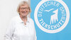 Portrait von Vizepräsidentin Brigitte Rusche vor dem Logo des Deutschen Tierschutzbundes