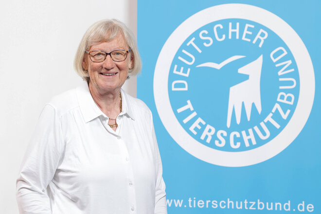 Portrait von Vizepräsidentin Brigitte Rusche vor dem Logo des Deutschen Tierschutzbundes