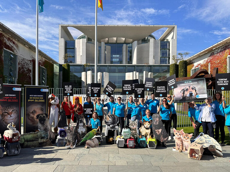 Protestaktion zur dramatischen Lage der Tierheime mit Papptieren und Transportboxen vor dem Kanzleramt in Berlin