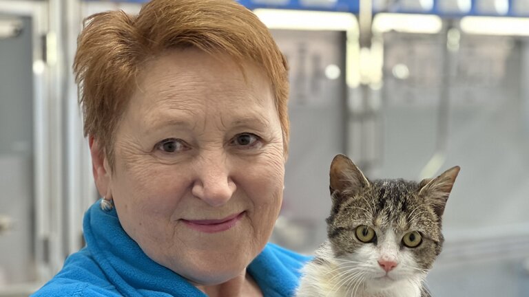 Irina, Leiterin vom Tierschutzzentrum Odessa mit einer Katze auf dem Arm.