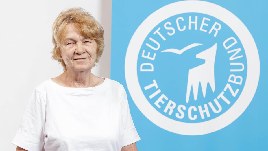 Portrait von Renate Seidel vor dem Logo des Deutschen Tierschutzbundes