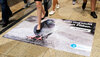 Groundposter im Bahnhof, auf dem Boden liegend mit einer Taube und dem Slogan: Tritt mich nicht mit Füßen