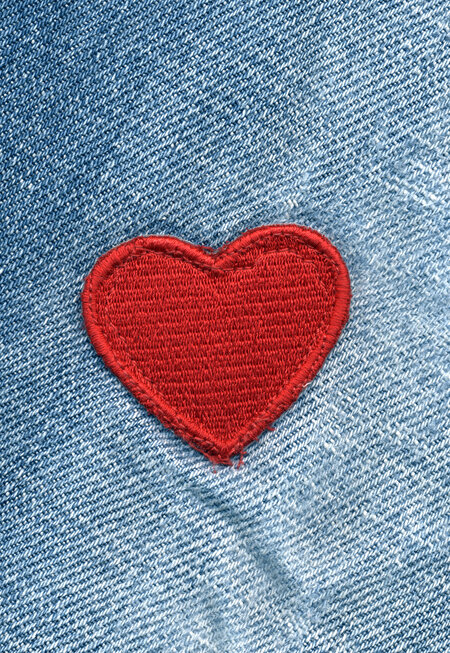 Auf eine hellblaue Jeans wurde ein rotes Herz gestickt. 