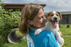Arbeit im Tierheim Berlin -  Kleiner Hund auf dem Arm von tierheim-Mitarbeiterin