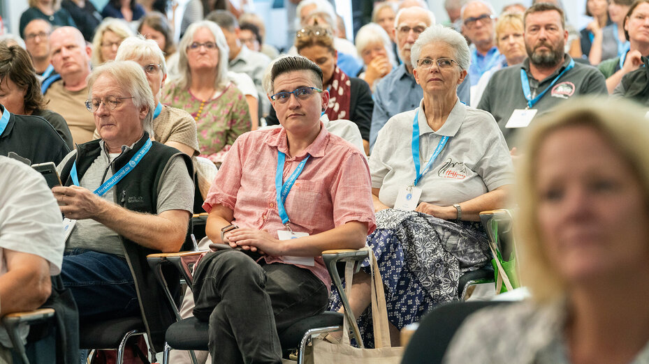 Teilnehmer der Mitgliederversammlung 2023 sitzen im vollbesetzten Saal