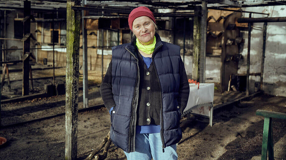Tierschutzpreisgewinnerin Gudrun Stürmer steht in einem Taubenschlag
