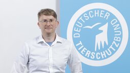 Portrait von Jan Eisenhauer vor dem Logo des Deutschen Tierschutzbundes